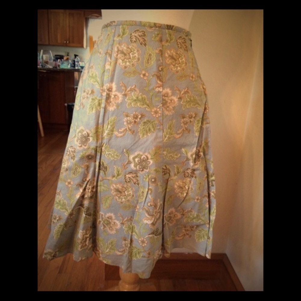 Fully lined floral skirt (like new condition)